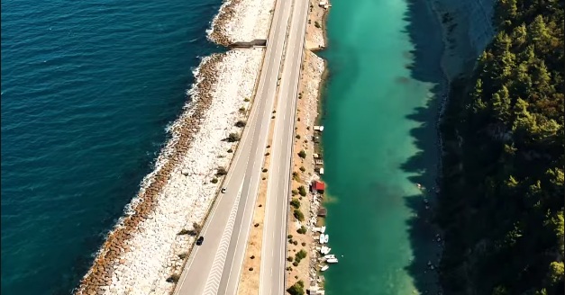 Sinop sahil yolu üzerinde deniz kenarında ilerleyen araçlar ve Karadeniz falezleri drone görüntüsü