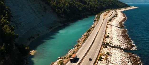 Sinop sahil yolu drone çekimi ile masmavi Karadeniz falezleri ve virajlı karayolu manzarası.